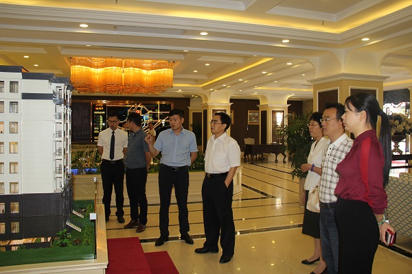 王思軍一行到徽鹽地產六安項目調研指導工作