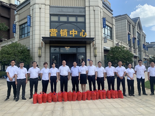 集團工會一行到徽鹽地產六安項目開展“送清涼”慰問活動