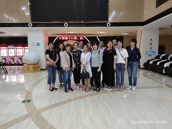 安徽鹽業地產集團公司機關第一、第二黨支部組織觀看愛國主義題材影片《八佰》